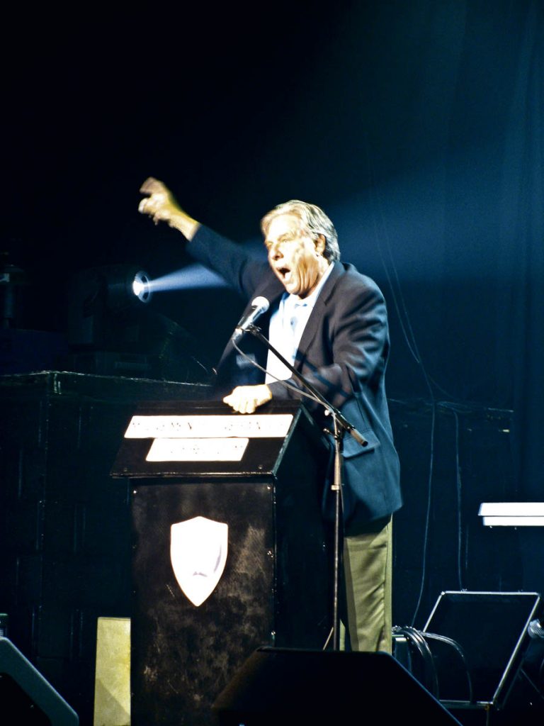 Remise de prix, performance oratoire et postillons