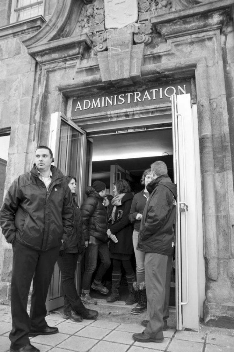 McGill s’effraie et menace