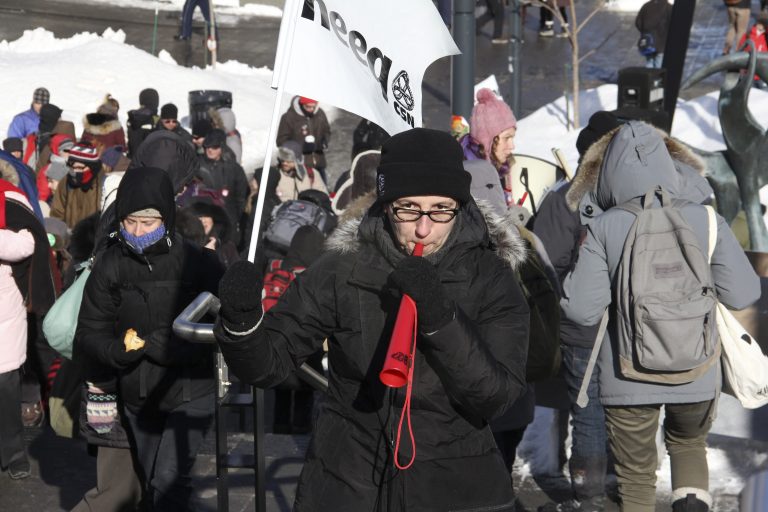 Crier pour manifester