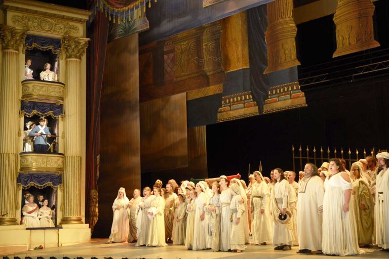 La Scala en carton pâte