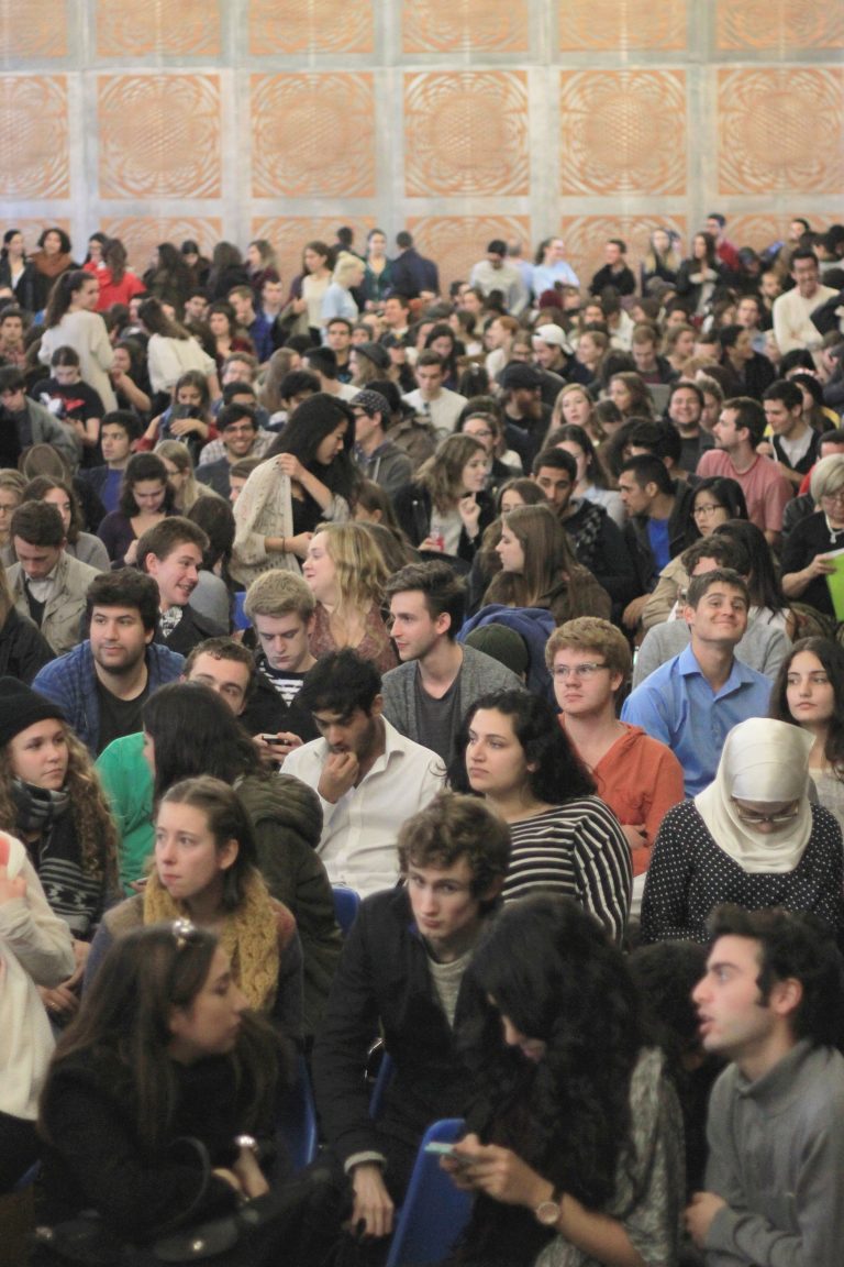 Une assemblée chargée