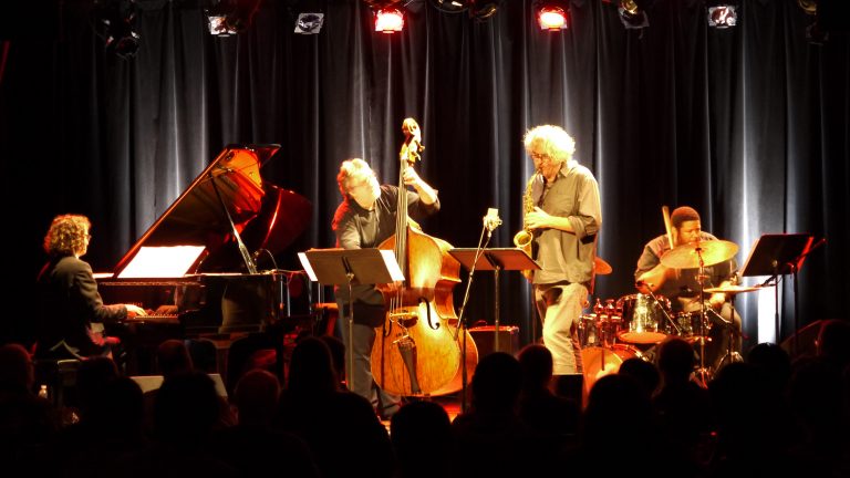 Nous jasons, vous jasez ; ils jazzent