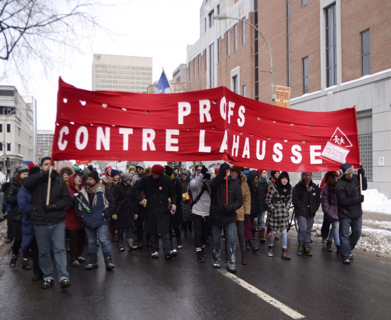 Dans la rue crisse la craie