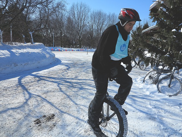 Un-homme-en-monocycle