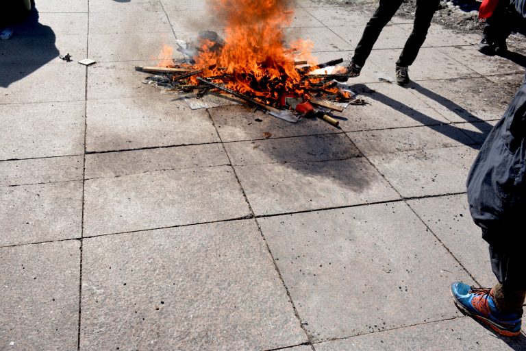 « Burn it ! Burn it ! Burn it ! »