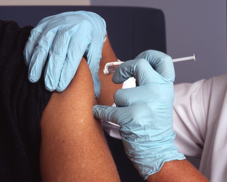 L’AÉUM manifeste pour la vaccination obligatoire