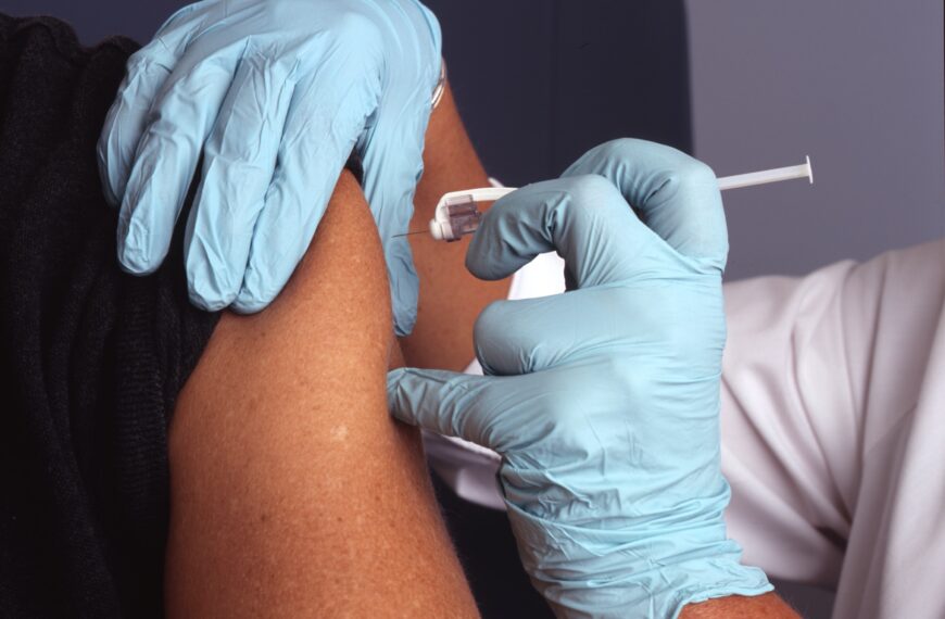 L’AÉUM manifeste pour la vaccination obligatoire