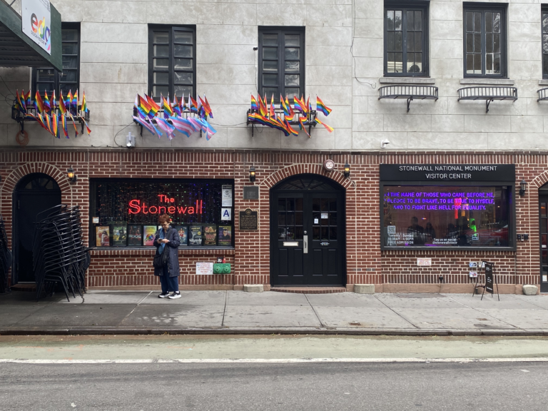 Le drapeau arc-en-ciel retiré de Stonewall