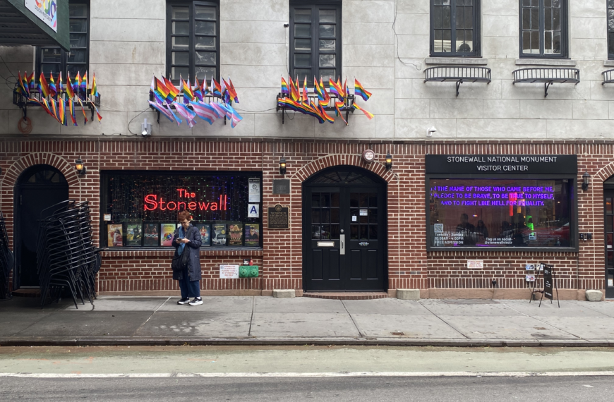 Le drapeau arc-en-ciel retiré de Stonewall
