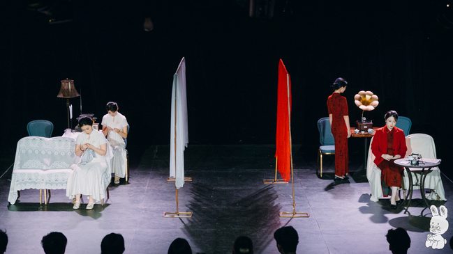 Rouge d’une part, blanche de l’autre
